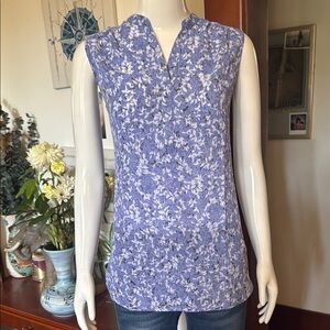 NWT northern reflections size small Floral Blue Sleeveless Top light summery
